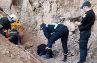 ​В Днепре спасатели освободили мужчину из глиняного завала (ВИДЕО)