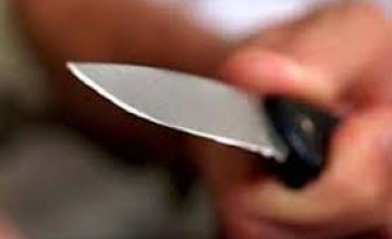 На Днепропетровщине женщина пришла в гости к приятелю и порезала его ножом: мужчина госпитализирован