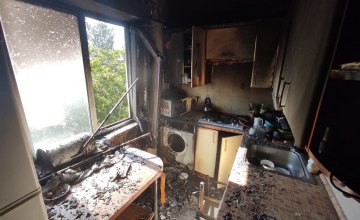 В Каменском в квартире многоэтажки загорелась кухня: огонь уничтожил бытовую технику 