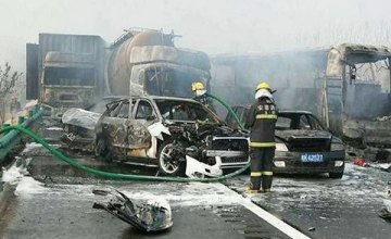 В Китае столкнулись 30 автомобилей: есть погибшие