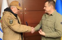 Норвезький волонтер, який вже 8 років допомагає українським бійцям, отримав від мера Дніпра Філатова почесну нагороду
