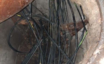 Повредила провода в 5-ти коммуникационных колодцах: в Днепре задержана воровка кабеля