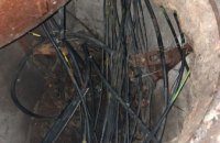 Повредила провода в 5-ти коммуникационных колодцах: в Днепре задержана воровка кабеля