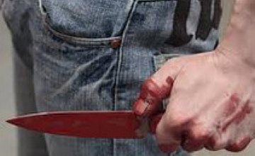 Житель Днепропетровска на почве сексуальных домогательств исполосовал кухонным ножом свою знакомую