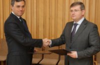 Губернатор Александр Вилкул и гендиректор «Арселормиттал» Ринат Старков подписали договор о социальном сотрудничестве