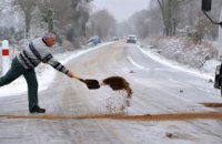 Для ликвидации последствий непогоды на дорогах Днепропетровщины работает 73 единицы техники