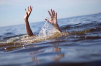 Спасатели достали тело мужчины с Венецианского залива реки Днепр