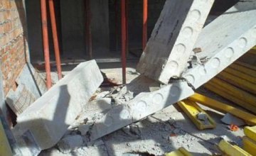 В Черкасской области на 13-летнего мальчика упала бетонная плита