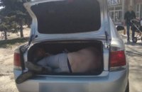 В Днепре пьяный водитель заснул в багажнике своего автомобиля (ФОТО)