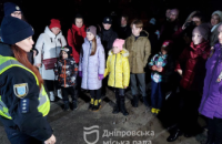 Сяюча безпека: в одній із шкіл Дніпра організували акцію із виготовлення світловідбиваючих флікерів для дітей