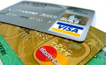В Покрове мужчина незаконно снял 10 тыс. гривен с банковских карточек родственников