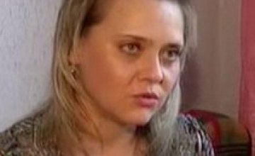Опасаясь оказаться под колесами автомобиля, жительница Днепропетровска провалилась в люк 