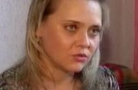 Опасаясь оказаться под колесами автомобиля, жительница Днепропетровска провалилась в люк 
