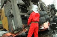 В Севастополе бензовоз перевернулся на легковой автомобиль: 2 человека погибли (ВИДЕО)