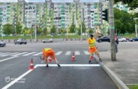 У Дніпрі продовжують відновлювати дорожню розмітку задля безпеки водіїв та пішоходів: нині роботи проводять на вул. Богдана Хмельницького