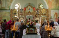 В одному з храмів прифронтової Синельниківщини щонеділі збираються люди, аби помолитися за Україну та триматися купи