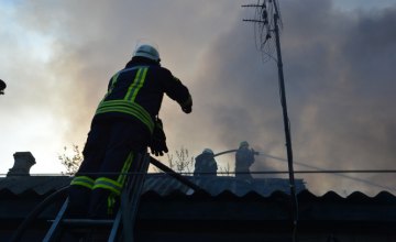 В Днепре спасатели почти 3 часа ликвидировали масштабный пожар в частном секторе на левом берегу (ФОТО, ВИДЕО)