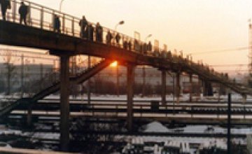 Сегодня в Днепропетровске на станции «Нижнеднепровск-Узел» восстанавливается движение через пешеходный мост