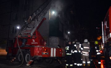 Ночью в Днепре горела квартира на пр. Слобожанский: жителей подъезда эвакуировали на улицу