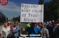 В Киеве люди митингуют на проезжей части: движение перекрыто (ФОТО)