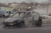 В Днепре в районе ул. Калиновой прямо на проезжей части сгорел автомобиль (ФОТО)