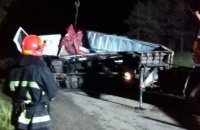 ​В Хмельницкой области перевернувшийся грузовик заблокировал дорогу