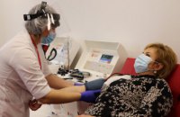 Седьмая донация после болезни: заслуженный врач Украины сдала плазму, переболев COVID-19  (ФОТО)