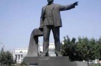 В Днепропетровске активисты незаконно демонтируют памятник Петровскому, - заммэра