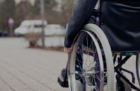 Лиц с инвалидностью, которые передвигаются на колясках, отнесли к участникам дорожного движения