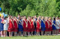 На Днепропетровщине в одной из школ выпускницы пришли на линейку в одинаковых платьях (ФОТО)