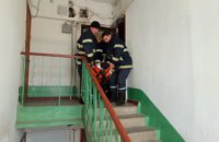 На Днепропетровщине спасатели помогли транспортировать больного мужчину в карету скорой помощи