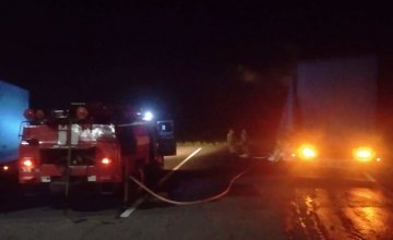 На Днепропетровщине около заправки загорелся грузовик с углем