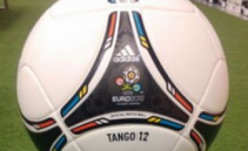 Официальный мяч Евро-2012 назвали «Танго»