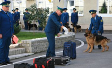 В Днепропетровске глава таможенной службы Украины Игорь Калетник получил в подарок щенка специально выведенной служебной породы
