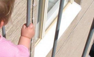  В Днепре 2-летняя девочка выпала с 10-го этажа (ФОТО)