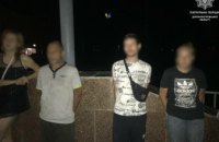 Побиття та пограбування на площі Вокзальній у Дніпрі: патрульні затримали чотирьох ймовірних зловмисників