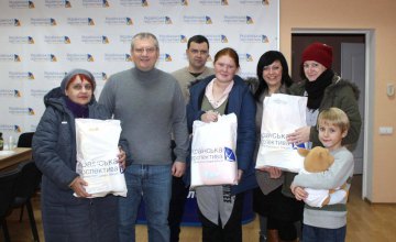 На Днепропетровщине Фонд Вилкула передал помощь уже 400 семьям переселенцев с новорожденными детьми 