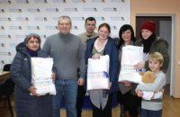 На Днепропетровщине Фонд Вилкула передал помощь уже 400 семьям переселенцев с новорожденными детьми 