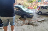 ​В центре Днепра припаркованная легковушка провалилась под асфальт (ВИДЕО)