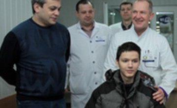 Подростка, выжившего после сквозного ранения головы под Мариуполем, направили из Днепропетровска на реабилитацию в Литву