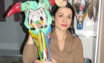 Живопись на перьях: в Днепродзержинске открылась необычная выставка 