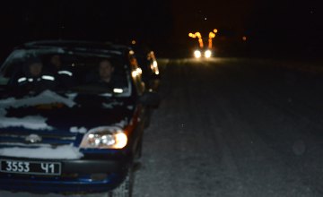 В Никополе спасатели вытащили из сугробов застрявший грузовик