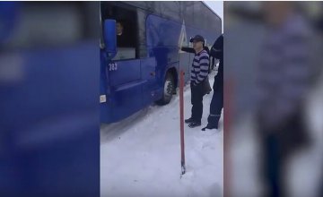 На Днепропетровщине в снежную ловушку попал пассажирский автобус (ВИДЕО)