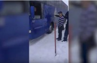 На Днепропетровщине в снежную ловушку попал пассажирский автобус (ВИДЕО)