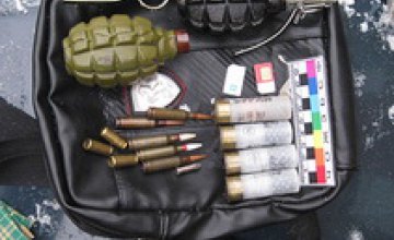  В Кривом Роге полицейские во время обыска автомобиля выявили наркотики, оружие и боеприпасы 