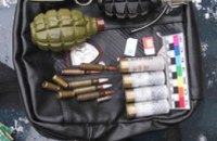  В Кривом Роге полицейские во время обыска автомобиля выявили наркотики, оружие и боеприпасы 