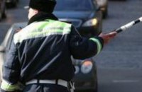 В Днепропетровске пьяный водитель несколько метров  протянул машиной работника ГАИ
