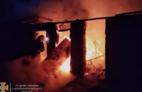 Горячая ночь: В Павлограде спасатели час тушили возгорание в хозяйственных пристройках (ВИДЕО)