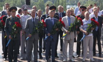 В День памяти и скорби жертв ВОВ в Днепропетровске возложили цветы к Монументу Славы 