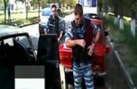 В Днепропетровске видеорегистратор помог задержать мужчину, сливавшего бензин из чужой машины